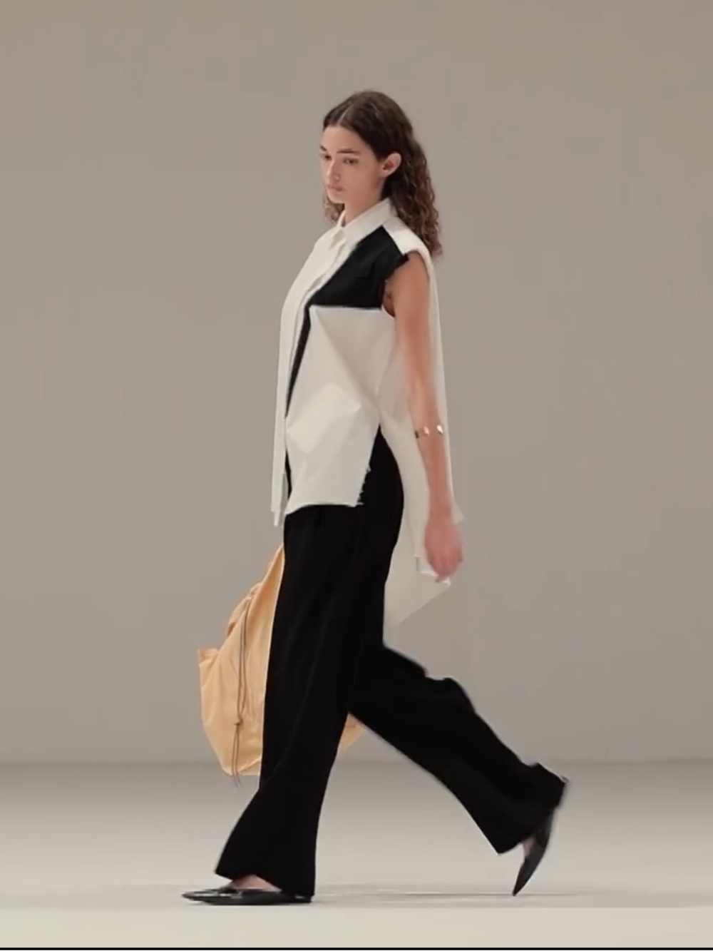 Sleeveless White Button-Up Top with Black Accent size 6 US/ 40 EUR